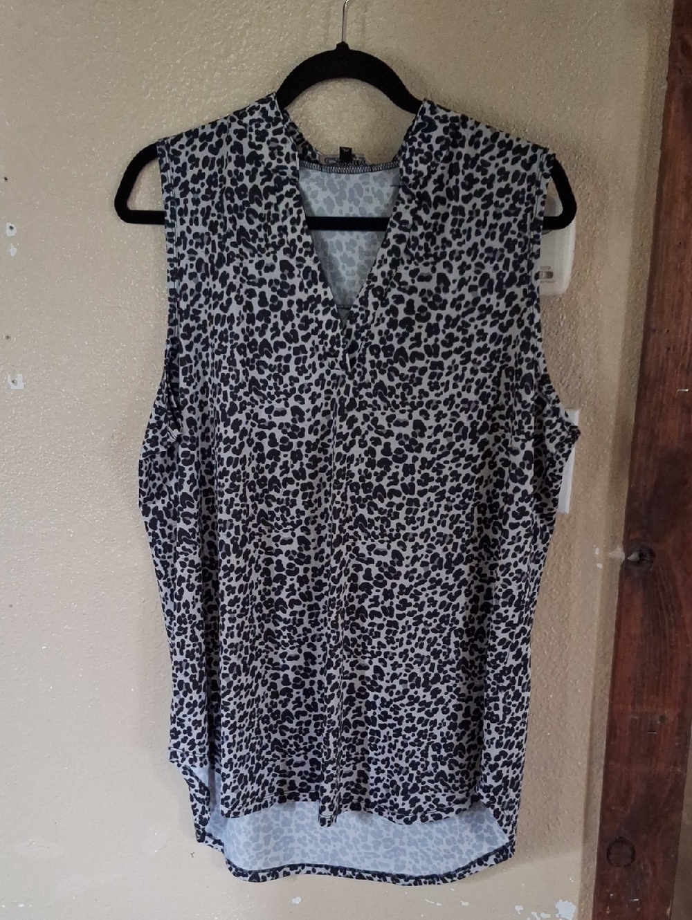 Sleeveless V-Neck Leopard Print Camisole - Black & White